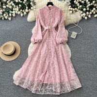 Robe longue élégante rose brodée en maille à col montant et manches bouffantes avec ceinture pour femme, idéale pour les soirées et occasions spéciales