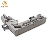 Canapé blanc moderne à profil bas, sectionnel en cuir minimaliste avec accoudoirs carrés et base au sol, idéal pour appartement de luxe en immeuble de grande hauteur
