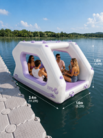 Plateforme flottante gonflable en forme de catamaran avec bar et parc aquatique pour les vacances en famille à la plage