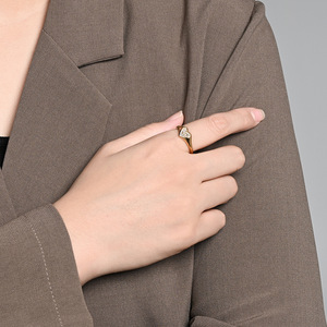 Anillo de titanio con diamantes en forma de corazón, joyería de moda única y transfronteriza para mujer, diseño simple en forma de corazón, c - Product Image 2