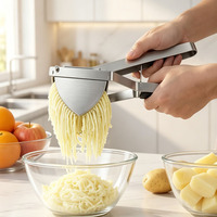 Robuuste roestvrijstalen aardappelstamper met zwarte handgreep, grote persplaat, fruit- en groentepureer, handmatig, makkelijk schoon te maken, keuken