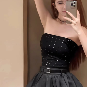 Женская летняя облегающая повседневная кофта без бретелек с логотипом спереди и стразами - Product Image 3