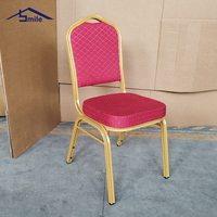 Chaise de banquet Red Smile, chaise de salle à manger commerciale moderne en fer empilable et stable, chaise de banquet d'hôtel avec dossier solide et coussin en mousse et tissu