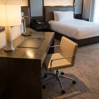 Ensemble de mobilier de chambre d'hôtel 5 étoiles de luxe sur mesure, lit double commercial, bureau d'écriture, table de chevet, projet hôtelier, package complet