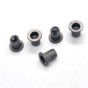 Écrou à riveter d'un mètre en acier au carbone Q235, tête moletée plate avec rondelle, qualité A, zingué pour la fabrication automobile - Product Image 1