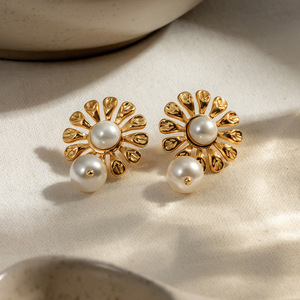XIXI Joyas Para <span class=keywords><strong>Nujer</strong></span> impermeable de acero inoxidable 18K chapado en oro trébol flor perla colgante para mujer joyería de moda pendiente - Product Image 3