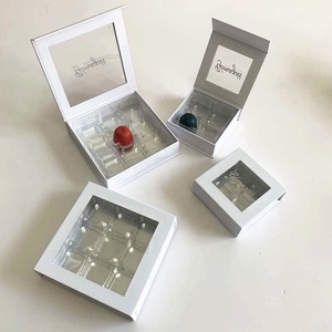 Boîte cadeau en papier pour chocolats haut de gamme à 4/9 cavités, avec couvercle à fenêtre transparente et insert en plastique PET - Product Image 1