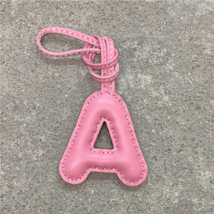 <span class=keywords><strong>Luxe</strong></span> fait à la main cousu véritable agneau cuir sac breloques Alphabets lettre porte-clés accessoire breloque initiale un pendentif cadeau pour les femmes - Product Image 6