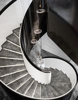 Escalier hélicoïdal incurvé de luxe sur mesure Tanlong, éclairage LED en bande de marbre, mur latéral incurvé en acier bicolore