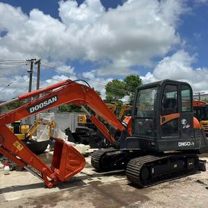 รถขุดดิน Doosan DH60-7 ขนาด 6 ตัน พร้อมบุ้งกี๋ขุดดินสำหรับงานก่อสร้าง - Product Image 1