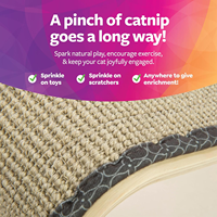 Griffoir pour chat en sisal en forme d'angle, surface en sisal tissé naturel et structure en bois stable avec herbe à chat bio