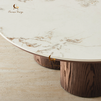Table basse Zen Wabi Sabi avec base en chêne fumé patiné, pieds cylindriques épais, forme ronde organique et plateau en marbre apaisant