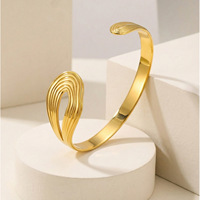 Bracelet jonc ouvert texturé en acier inoxydable plaqué or 18 carats de style minimaliste pour femme