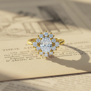 Anillo de Compromiso de Moissanita Chapado en Oro de 18K para Mujer, Corte Brillante Redondo, Diseño de Racimo en Forma de Flor, Estilo Clásico - Product Image 4