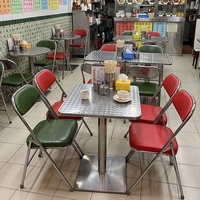 Tables en bois de style industriel, chaises personnalisables en termes de style et de couleur pour les stands de nourriture de style hongkongais et les boutiques de barbecue
