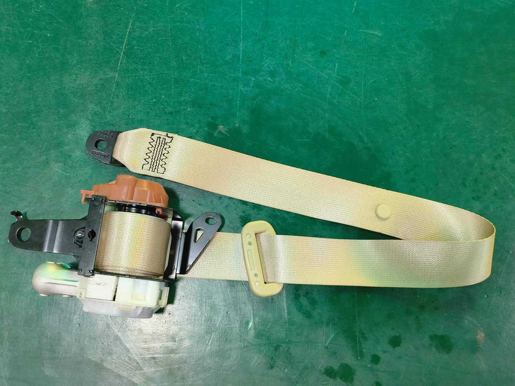 แถวหลังสีเบจ