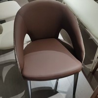 Chaise de salle à manger moderne en métal de style italien minimaliste haut de gamme BST avec dossier et accoudoirs en cuir