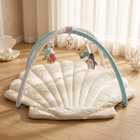Tapis d'éveil bébé tendance en forme de coquillage, couleurs neutres modernes, arche d'activités robuste et jouets en peluche marine de haute qualité
