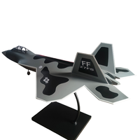 Modèle d'avion de chasse et de transport F22 à l'échelle 1:1 simulant un grand bombardier militaire en métal