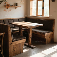 Meubles de restaurant moderne : banquette en tissu en forme de L avec structure métallique et table rectangulaire en bois pour café