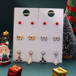 Pendientes <span class=keywords><strong>de</strong></span> tuerca <span class=keywords><strong>de</strong></span> Navidad chapados en oro Jolly Trendy, colgante <span class=keywords><strong>de</strong></span> acebo <span class=keywords><strong>de</strong></span> cuentas rojas para mujeres jóvenes <span class=keywords><strong>con</strong></span> elementos chapados en plata y diamantes - Product Image 4