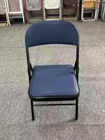 Chaise pliante d'extérieur moderne et durable avec cadre métallique et rembourrage doux, empilable, confortable et portable, idéale pour l'hôtellerie - Vente en gros usine