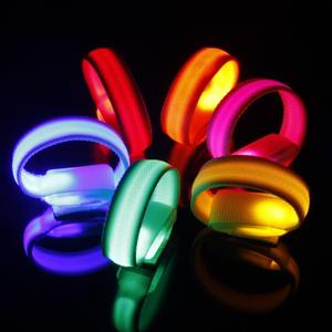 Etkinlikler için özel LED Glow bilezikler-şirket spor konseri promosyon yanıp sönen bileklikler Logo baskılı kozmetik kapları - Product Image 2