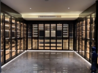Meuble bar autoportant en chêne avec miroir et éclairage LED, finition or rose, pour présentation de vins et spiritueux, personnalisable