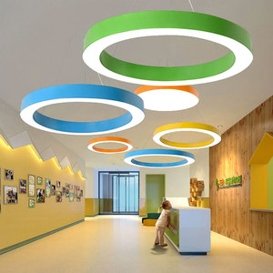 โคมไฟระย้ารูปวงแหวนโคมระย้าหลากสีสำหรับสนามเด็กเล่นโคมไฟแขวน LED แบบวงกลม - Product Image 1