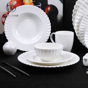 Service de table en céramique blanche classique <span class=keywords><strong>à</strong></span> bord festonné, plusieurs pièces, assiettes pour tables de restaurant et collections de <span class=keywords><strong>vaisselle</strong></span> intemporelles - Product Image 2