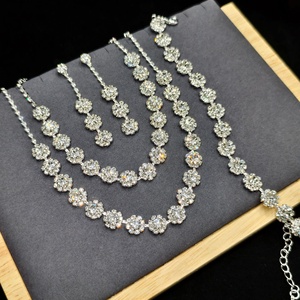 Collection transfrontalière Europe-Amérique : Série de chaînes à griffes best-seller, style luxe léger avec strass étincelants - Product Image 3