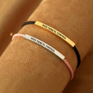 Braccialetto Intrecciato Colorato Fatto a Mano in Acciaio Inossidabile con Scritta 'Dios Tiene El Control', Regalo Unisex con Biglietto di Incoraggiamento - Product Image 2