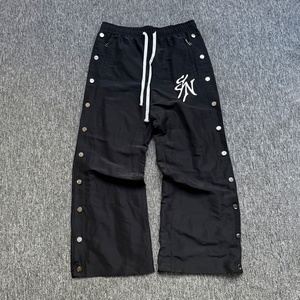 Pantalon de survêtement décontracté noir en polyester avec broderie 3D personnalisée de haute qualité, boutons latéraux, pantalon en nylon pour hommes - Product Image 1