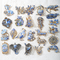 Broche en porcelaine bleue et blanche XR, bijoux, épingles en émail avec strass, styles variés (tortue, hibou, lettre), personnalisable OEM/ODM, vente en gros en vrac