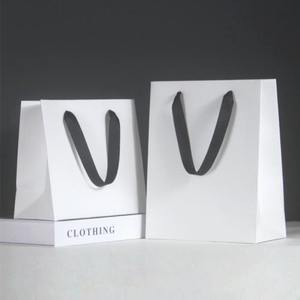 Sacs en papier d'achat noirs personnalisés en gros, prix de gros, sacs cadeaux pour magasins de détail avec poignées - Product Image 3