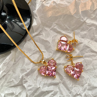 Parure de bijoux tendance en laiton doré avec pendentif cœur en zircon rose et boucles d'oreilles, cadeau idéal pour la Saint-Valentin