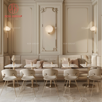 Ensemble de meubles de restaurant en velours, table ronde en marbre blanc avec pieds dorés et chaises en velours beige pour café