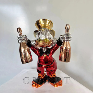 Sculpture d'art personnalisée en résine de haute qualité avec logo <span class=keywords><strong>MC</strong></span> Duck pour la sculpture d'amour Donald Duck à deux bouteilles - Product Image 4