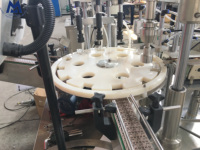 Machine automatique de remplissage et de bouchage de flacons de parfum et de liquides par pulvérisation sous vide