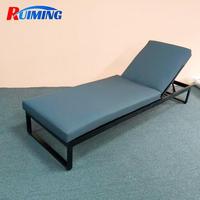 Chaise longue moderne simple ou double pour hôtel et complexe hôtelier avec coussin, résistante aux UV, structure en aluminium durable, mobilier de piscine