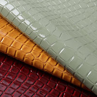 Vente en gros de similicuir imperméable en similicuir de crocodile très brillant pour sacs à main chaussures