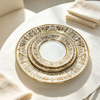 Bol en céramique en forme de pétale avec large bord doré électroplaqué, motif marguerite baroque en relief, vaisselle de luxe pour mariage