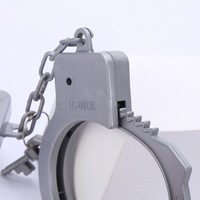 Menottes en plastique pour prisonniers - Menottes de poignet réalistes avec chaînes pour costumes d'Halloween, accessoires de cosplay, gadgets et blagues pratiques