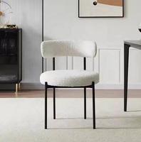 Chaise d'appoint en tissu Boucle de velours blanc moderne nordique pieds en métal noir Design rembourré à dos incurvé pour chambre à coucher de bureau à domicile