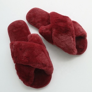 Pantofole da donna all'ingrosso 2019: Ciabatte interne con cinturini incrociati, Ciabatte esterne in peluche a due cinturini - Product Image 4