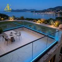 Balustrade en verre sans cadre pour jardin sur toit, avec garde-corps en verre bleu océan, profilé en U en aluminium pour fixation au sol et profilé de base au sol
