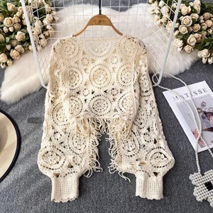 Handgefertigte Häkelbluse mit Lochmuster - Nachhaltiges Sommer-Oberteil - Boutique Großhandel Bekleidung - Product Image 3