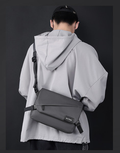 Sac de poitrine de travail personnalisé poche pour ordinateur portable sac à bandoulière de loisirs en nylon imperméable à l'eau sac à foulée à séparateurs multiples pour hommes - Product Image 5