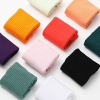 جوارب رياضية غير رسمية متعددة الألوان بتصميم جديد للرجال والنساء ، ملابس يومية رياضية للجري والجيم واللياقة البدنية مانعة للإنزلاق وماصة للعرق