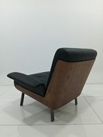 Fauteuil d'appoint moderne italien avec structure en bois massif, en cuir, pour salon, hôtel, ou projet de loisirs